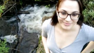 Красивая хуесоска в лесу сделала коллеге мужа минет и сдрочила в рот его сперму