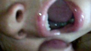 Мужик сдрочил сперму чужой жене в рот и снял камшот на телефон