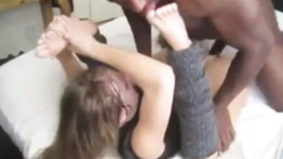 Накаченный негр трахает худую студентку в разных позах