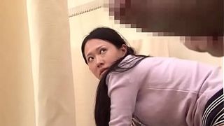 Сиськастая азиатка ублажает возбуждённого мужика трахом в туалете