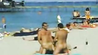 Два мужика трахают похотливую давалку на общественном пляже