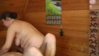 Толстая русская мамаша соблазнила приёмного сына и трахнулась с ним в бане