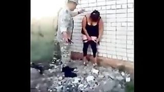 Упитанная деревенская шлюха ублажает солдат трахом на улице