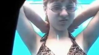 Очкастая девка с большими сиськами переодевается перед скрытой камерой